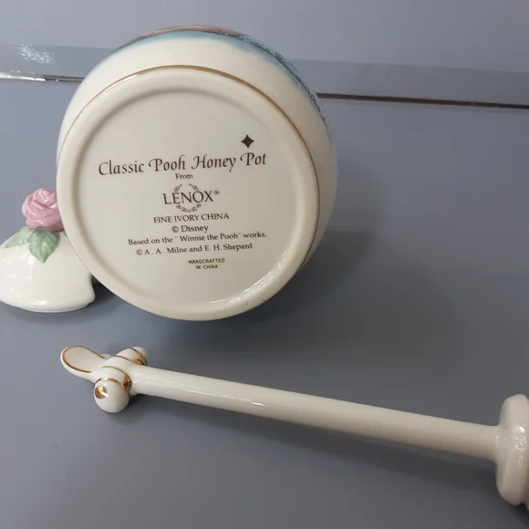 This Lenox Disney Classic Winnie the Pooh Honey Pot - Picture 6 of 16